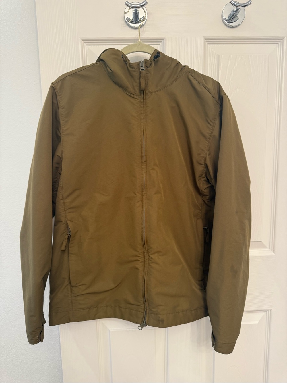 Everlane Men's Hooded Windbreaker Recycled Polyester in Olive Medium